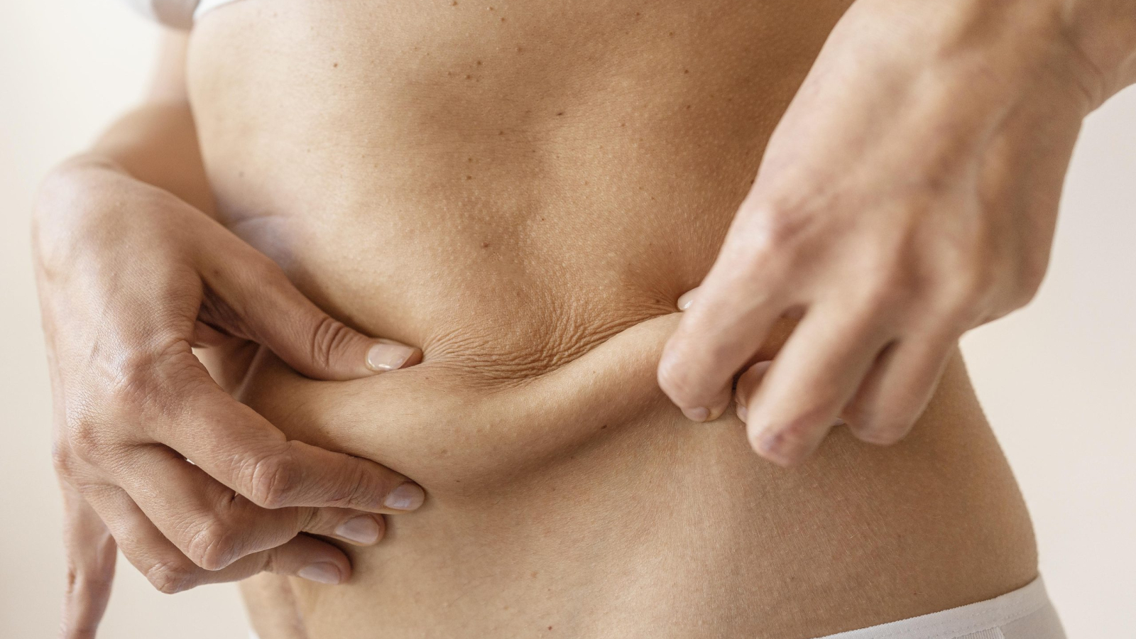 hands-holding-belly-close-up